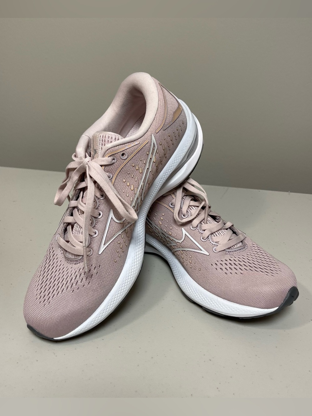 NWT MIZUNO Sneakers Women's 8.5 Wave Rider Running Shoes Lilac Exercise Workout